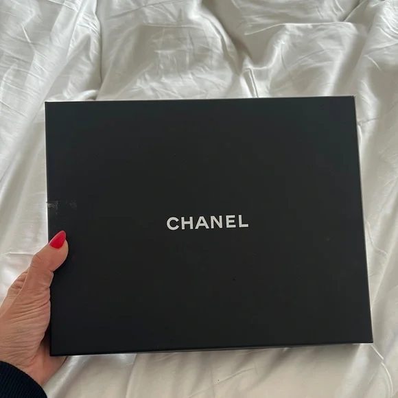 Chanel White &silver Pearls & Christals 5 C
Charms Necklace - Picture 7 of 8